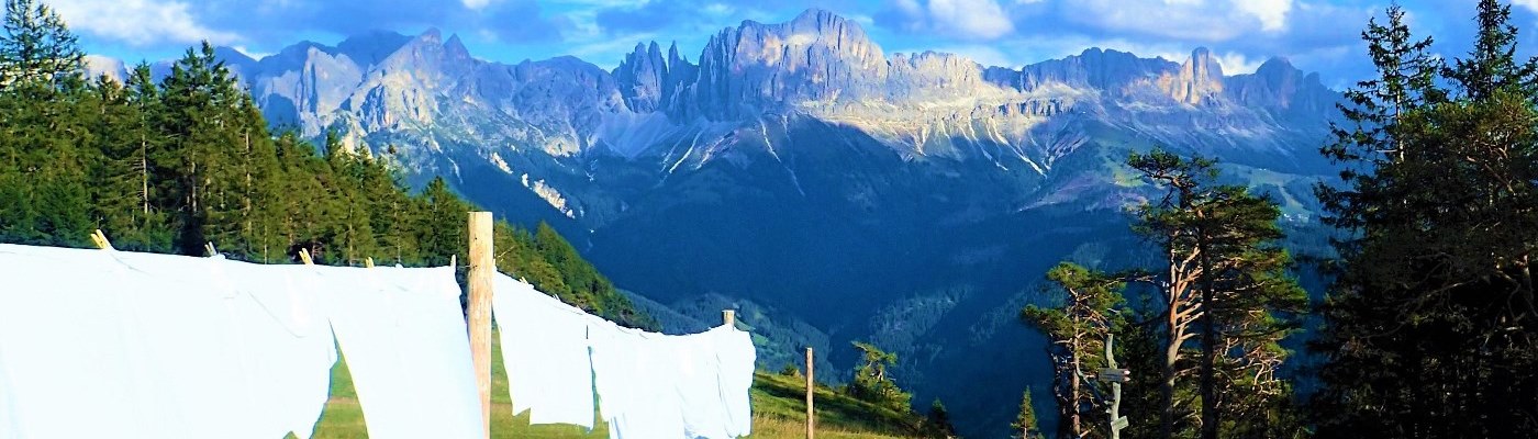 Wäscheleine mit Weißwäsche vor einem Bergpanorama